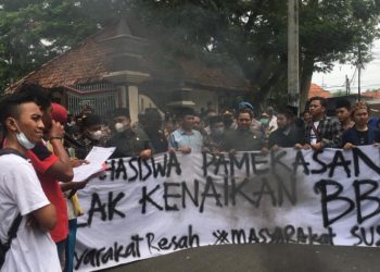 Tolak Kenaikan Harga BBM, Mahasiswa Demo DPRD Pamekasan