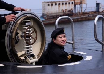 Puan Maharani Terima Brevet Kehormatan Hiu Kencana TNI AL