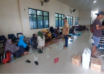 Jumlah Calon Penumpang Kapal Tertahan di Pelabuhan Kalianget Terus Bertambah