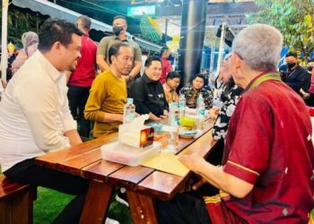 Ketika Presiden Jokowi Pilihkan Durian Terbaik untuk Wartawan