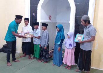 Ngais Berkah di Penghujung Ramadan 1444 H, Wartawan di Sampang Salurkan 100 Mushaf Al-Qur’an