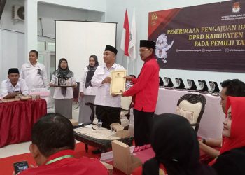PDI Perjuangan dan PKS Daftarkan Bacaleg 2024 ke KPU Pamekasan