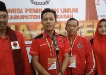 Pengasuh Ponpes Al Huda Dampingi PDI Perjuangan Pamekasan Daftar Bacaleg 2024 ke KPU