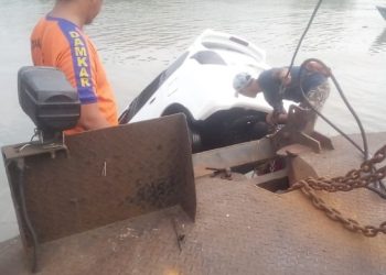 Sopir Masih Belajar, Sebuah Mobil di Bangkalan Terjun ke Laut