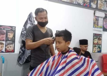 Berkah Iduladha, Tukang Potong Rambut di Bangkalan ini Panen Cuan