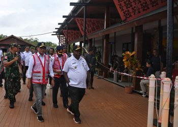 Menhub Pastikan Fasilitas Darat Maupun Udara Bandara Ewer Berjalan Baik