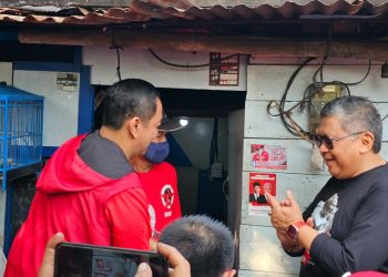 Hasto Ikut Tempel Stiker Ganjar Pranowo di Senen