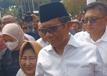 Didamping Sang Istri, Mahfud MD Tiba di Tugu Proklamasi