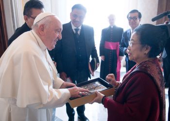 Megawati Berikan Kain Batik kepada Paus Fransiskus, Ternyata Ini Tujuannya