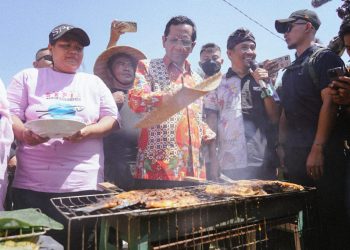 Asyik, Mahfud MD Makan Siang Bareng Nelayan Marunda