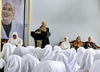 Dasar Mantan Anak Santri, Siti Atiqoh Nyanyikan “Lagu Wajib” Pesantren