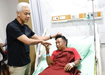 Ganjar dan Siti Atikoh Jenguk Dua Korban Penganiayaan Oknum TNI di Boyolali