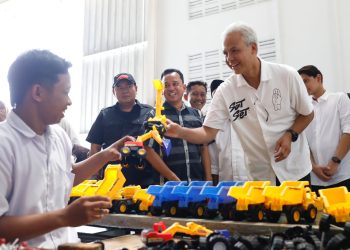 Ganjar Kunjungi dan Dialog dengan Pekerja Pabrik Mainan Anak di Demak