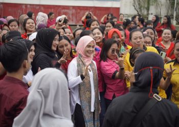 Meski Kampanye Terpisah, Siti Atikoh Semangati Ganjar Jelang Debat Terakhir