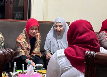 Siti Atikoh Sowan ke Tokoh Kharismatik Muslimat NU Blitar
