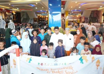 Bupati Fauzi – Komunitas Jurnalis Sumenep Ajak Puluhan Anak Yatim Belanja Pakaian Lebaran