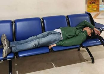 Achmad Baidowi Tertangkap Kamera Tertidur di Bandara Juanda, Kepala Beralaskan Tas