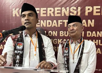 Ratusan Relawan Antar Lukman-Fauzan Mendaftar ke KPU Bangkalan