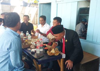 Baru Dilantik, Anggota DPRD Sampang Makan Nasi Bungkus Bersama Aktivis di Warkop