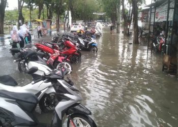 Gorong-Gorong Mampet, Jalan di Sekitar Alun-alun Trunojoyo Sampang Tergenang Air