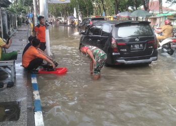 Hujan Deras Genangi Alun-alun Trunojoyo Sampang, BPBD Turunkan Alat Penyedot dan 8 Personel