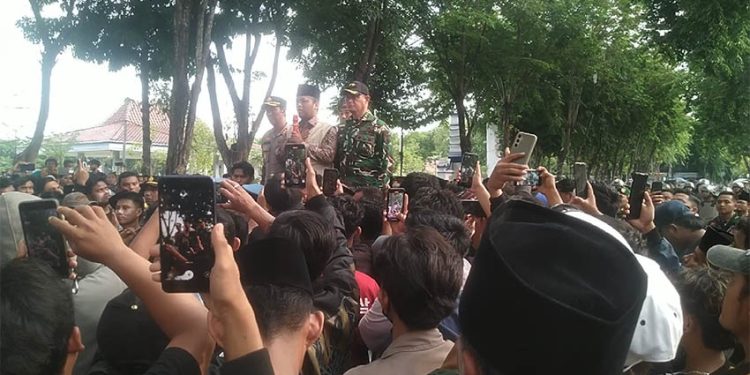 Wabup Sampang Janji Kawal Tuntutan Massa Soal Pilkades 2026 yang Sempat Memanas