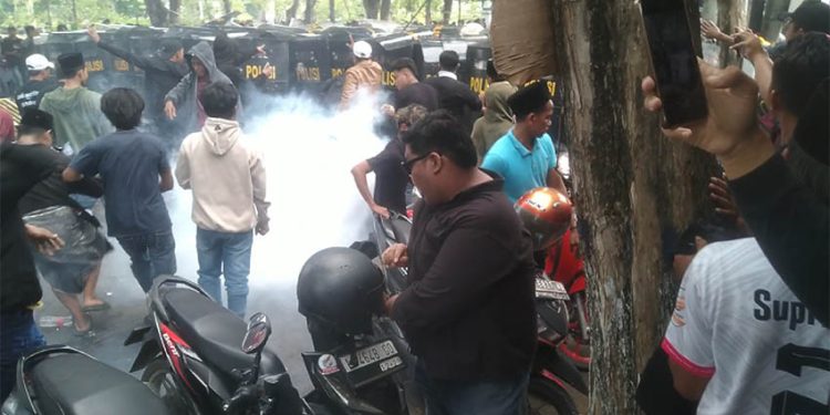 Tuntut Pilkades Digelar 2026, Ribuan Massa di Sampang Bentrok dengan Polisi hingga Gas Air Mata Ditembakkan