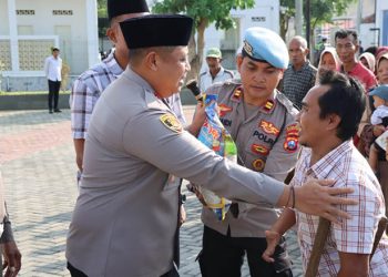 Polres Pamekasan Bagikan Paket Sembako untuk Tukang Becak hingga Ojol