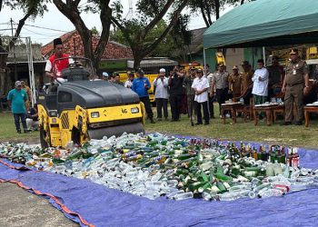 Jelang Ramadan, Pemkab Pamekasan Musnahkan 2.937 Botol Miras