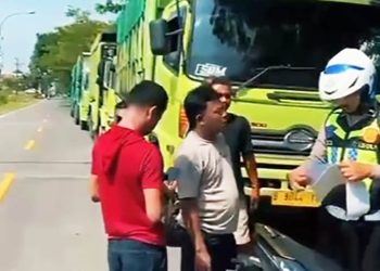 Polisi Tindak Truk Parkir di Depan Lapangan Karapan Sapi Bangkalan