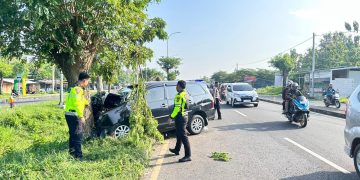 Innova Tabrak Pohon di Akses Suramadu, 7 Orang Jadi Korban